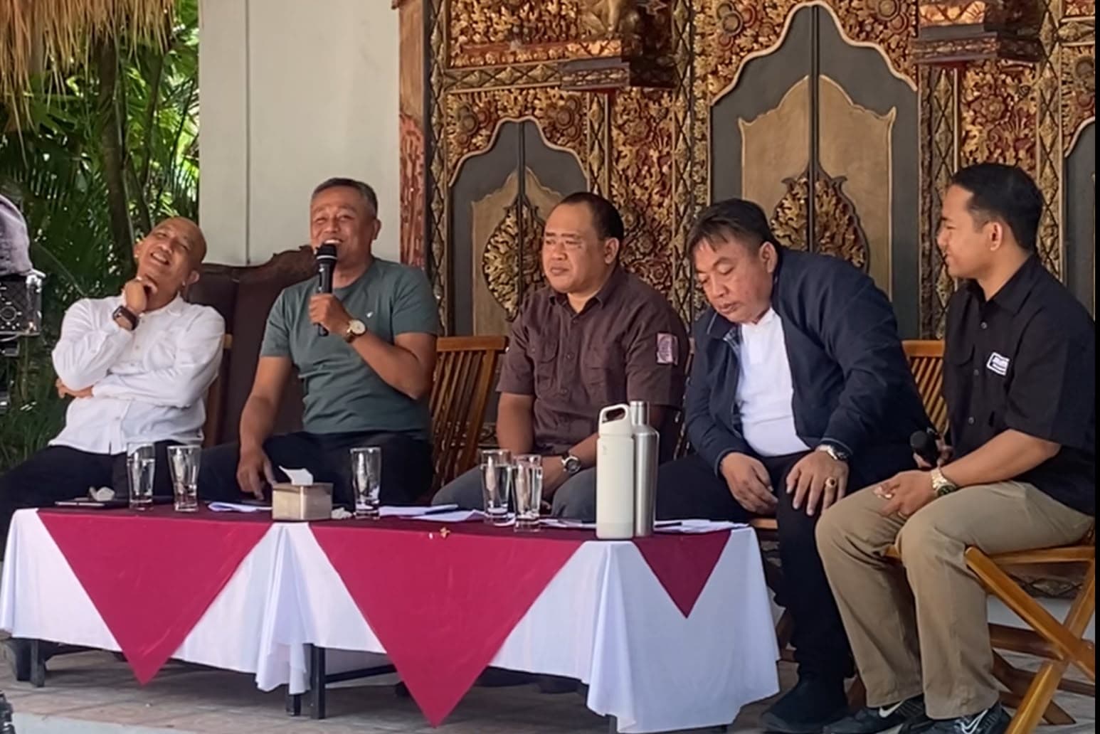 Suasana diskusi publik tentang ketenagakerjaan dan upah layak di Bali yang digelar di Warung Kuah Pindang, Desa Mas, Kecamatan Ubud, Gianyar, Minggu (13/9/2026).