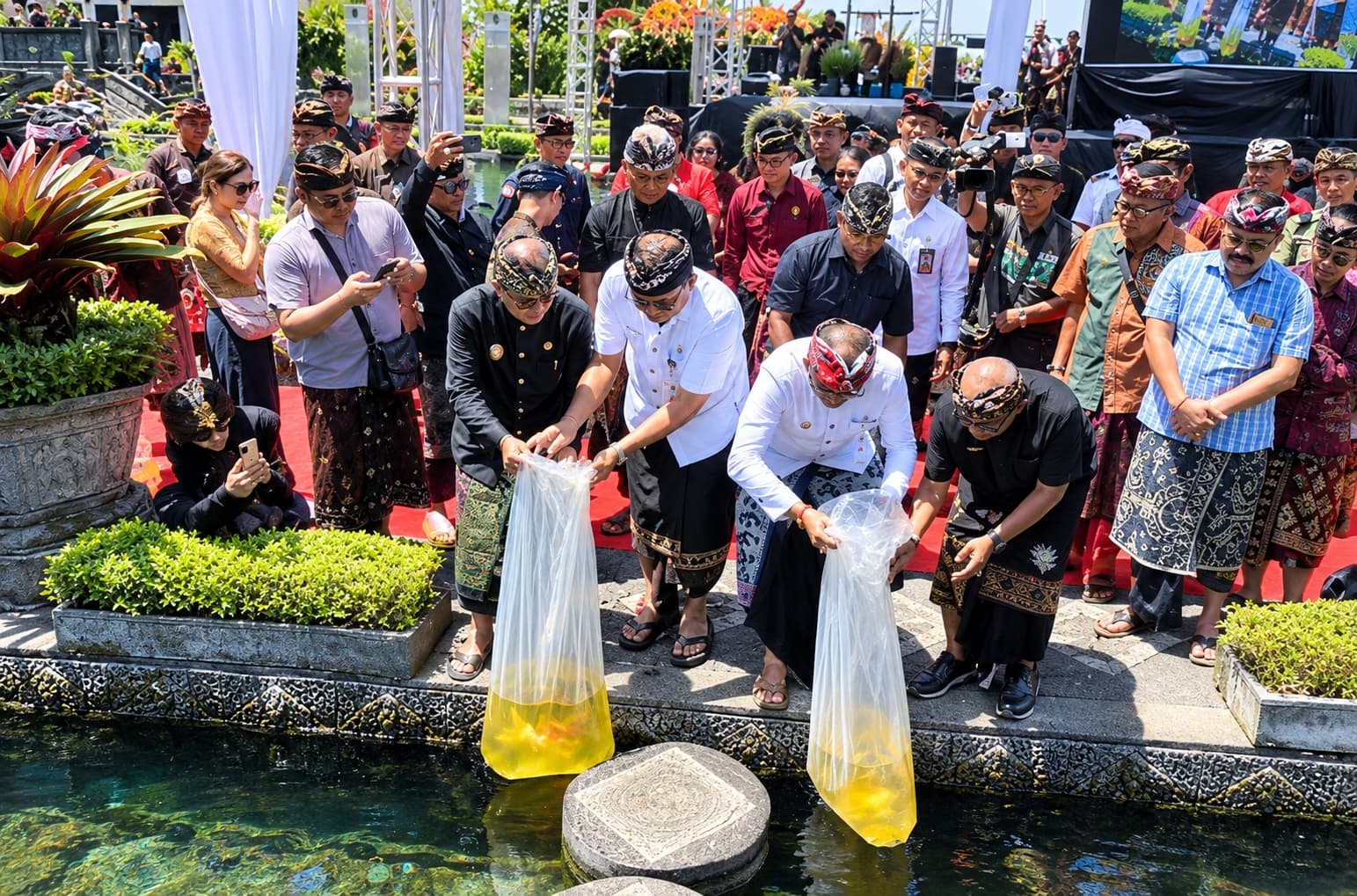 Kegiatan penebaran benih ikan di kawasan Taman Tirta Gangga sebagai bagian dari rangkaian Tirta Gangga Art Festival 2026.